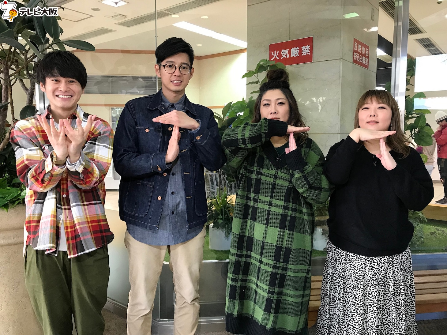 左からトット、海原やすよ ともこ。