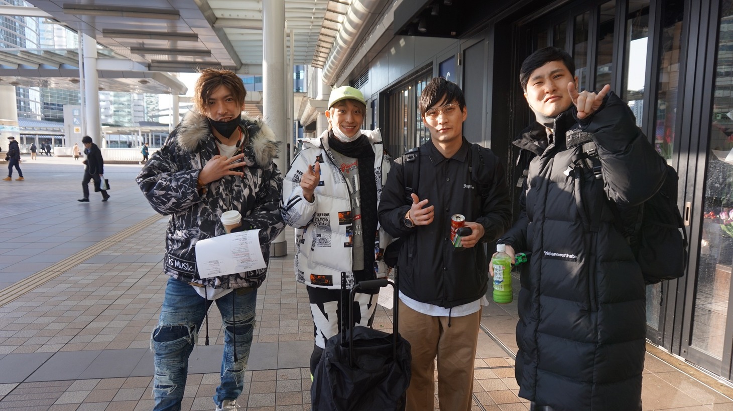 左からEXIT、きつね。