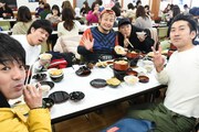 1日目の昼食を味わう（左から）アイロンヘッド辻井、ダブルアート・タグ、バンビーノ石山、ミキ亜生、ツートライブ周平魂。