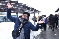 ペ・ヨンジュンをイメージしたポーズを取るミキ昴生。