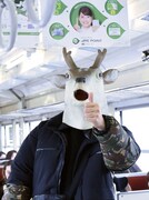 只見線に乗車する鹿（バンビーノ藤田）。