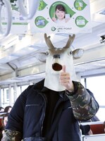 只見線に乗車する鹿（バンビーノ藤田）。