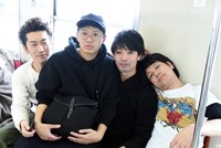 只見線に乗車する（左から）ツートライブ周平魂、ミキ亜生、アイロンヘッド辻井、ダブルアート・タグ。