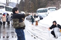 集合写真撮影を仕切ろうとするバンビーノ藤田。