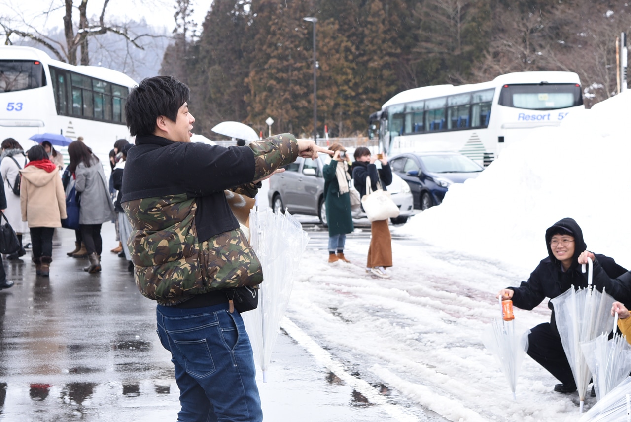 集合写真撮影を仕切ろうとするバンビーノ藤田。