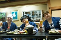 夕食を楽しむ（左から）アイロンヘッド辻井、ミキ亜生、ダブルアート真ベぇ。