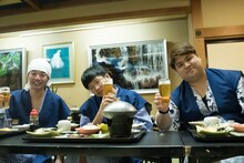 夕食を楽しむ（左から）アイロンヘッド辻井、ミキ亜生、ダブルアート真ベぇ。