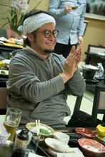 席からカラオケ大会を盛り上げるバンビーノ石井。