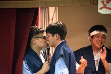 熱唱するあまり相方・昴生にキスしようとするミキ亜生。