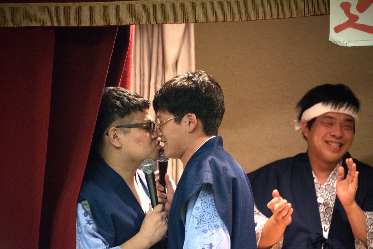 熱唱するあまり相方・昴生にキスしようとするミキ亜生。