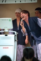 熱唱するアイロンヘッド・ナポリ。