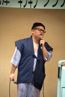 熱唱するミキ昴生。