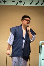 熱唱するミキ昴生。