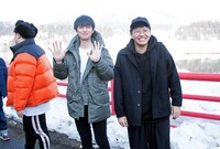 バスを見送るツートライブたかのり（左）とミキ亜生（右）。