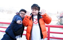 バスを見送るミキ昴生（左）とダブルアート真ベぇ（右）。