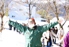 キャベツ畑に向かう参加者を率いるバンビーノ石山。