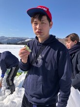 雪下キャベツを味わうアイロンヘッド・ナポリ。