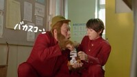 スコーンの新CMのワンシーン。