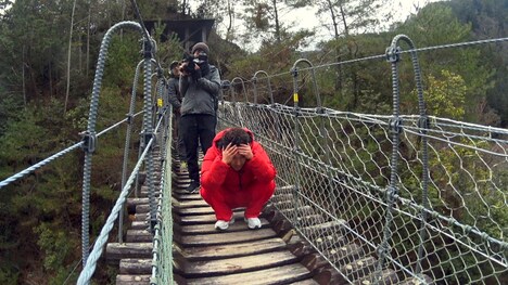 吊橋の上で繰り広げられるロケのワンシーン。(c)ABC