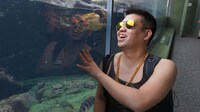 水族館に現れた東南アジアからの観光客。