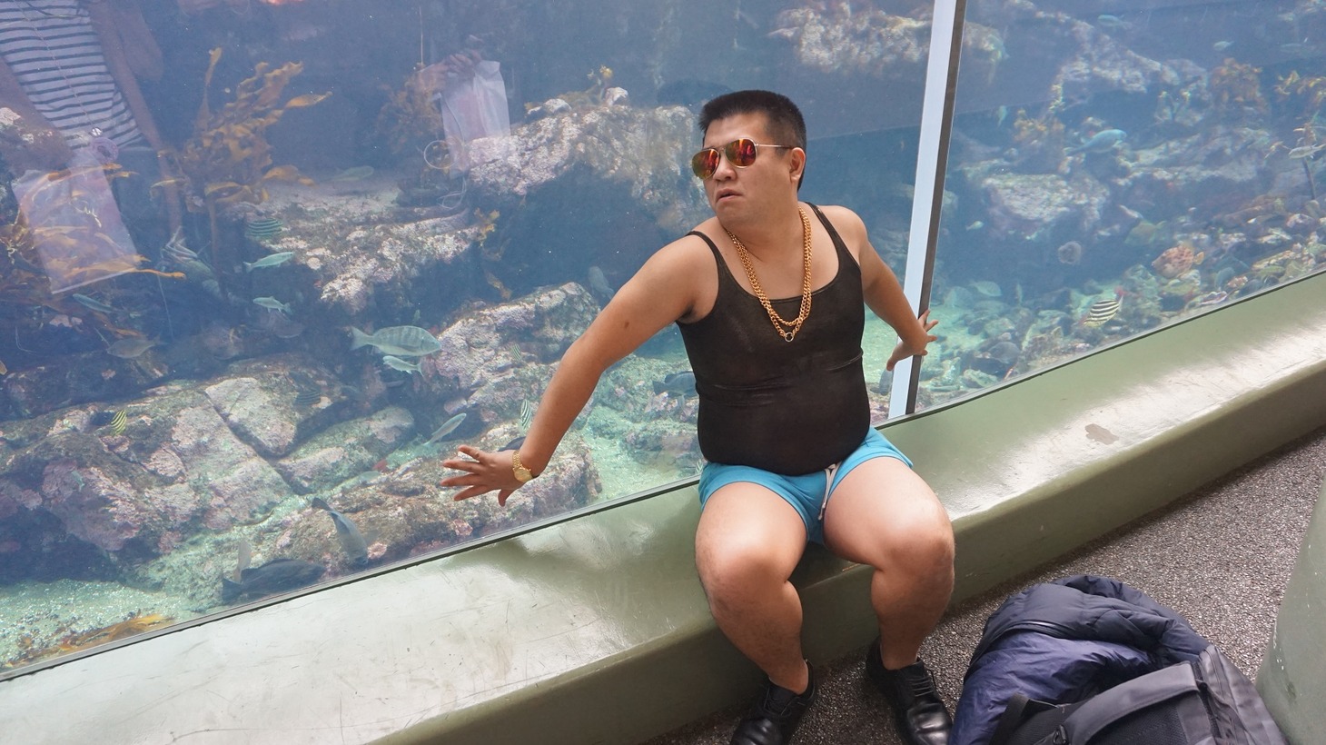 水族館に現れた東南アジアからの観光客。