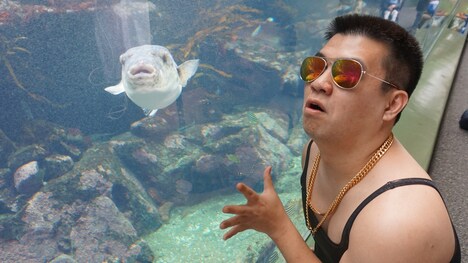 水族館に現れた東南アジアからの観光客。