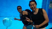 水族館に現れた東南アジアからの観光客。