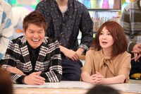 （左から）番組MCのヒロミ、YOU。(c)フジテレビ