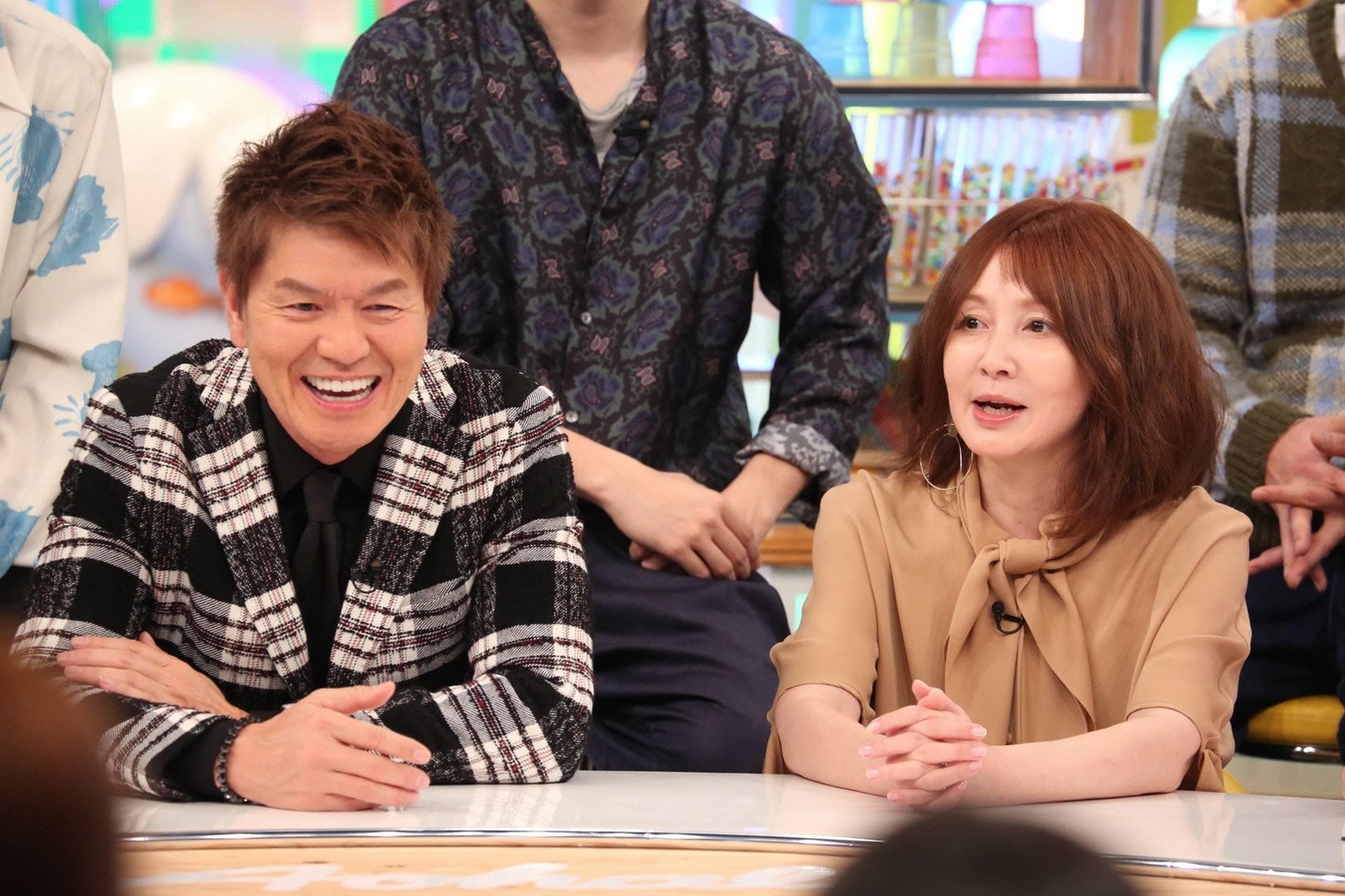 （左から）番組MCのヒロミ、YOU。(c)フジテレビ