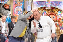 ネタを披露するトム・ブラウン。(c)読売テレビ