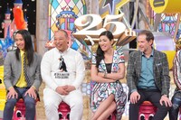 左からトム・ブラウン、アンミカ、セオドール・ミラー。(c)読売テレビ