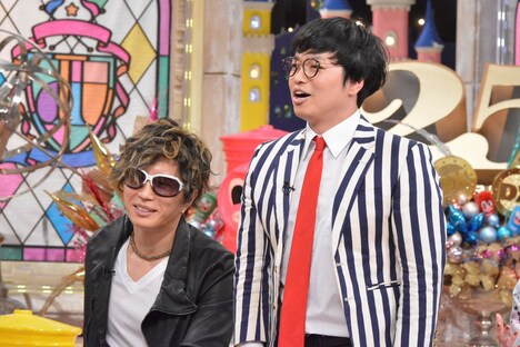 左からGACKT、シャインハッピーはぎちゃん。(c)読売テレビ