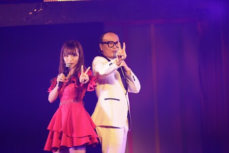 デュエット曲「2人はデキテル」を歌う（左から）松村香織、トレンディエンジェルたかし。