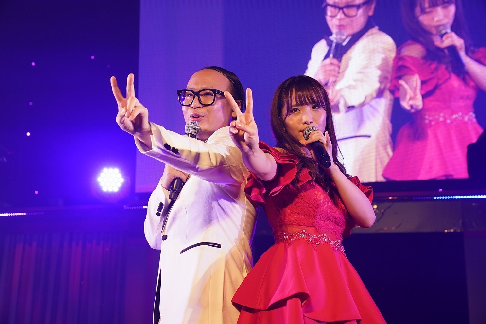 デュエット曲「2人はデキテル」を歌う（左から）トレンディエンジェルたかし、松村香織。