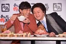 「牛角“みんなの肉の日”発表会」に登場したガリットチュウ。
