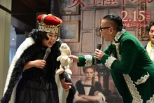 ゆりやんレトリィバァ（左）にウサギのぬいぐるみをプレゼントしようとする髭男爵・ひぐち君（右）。