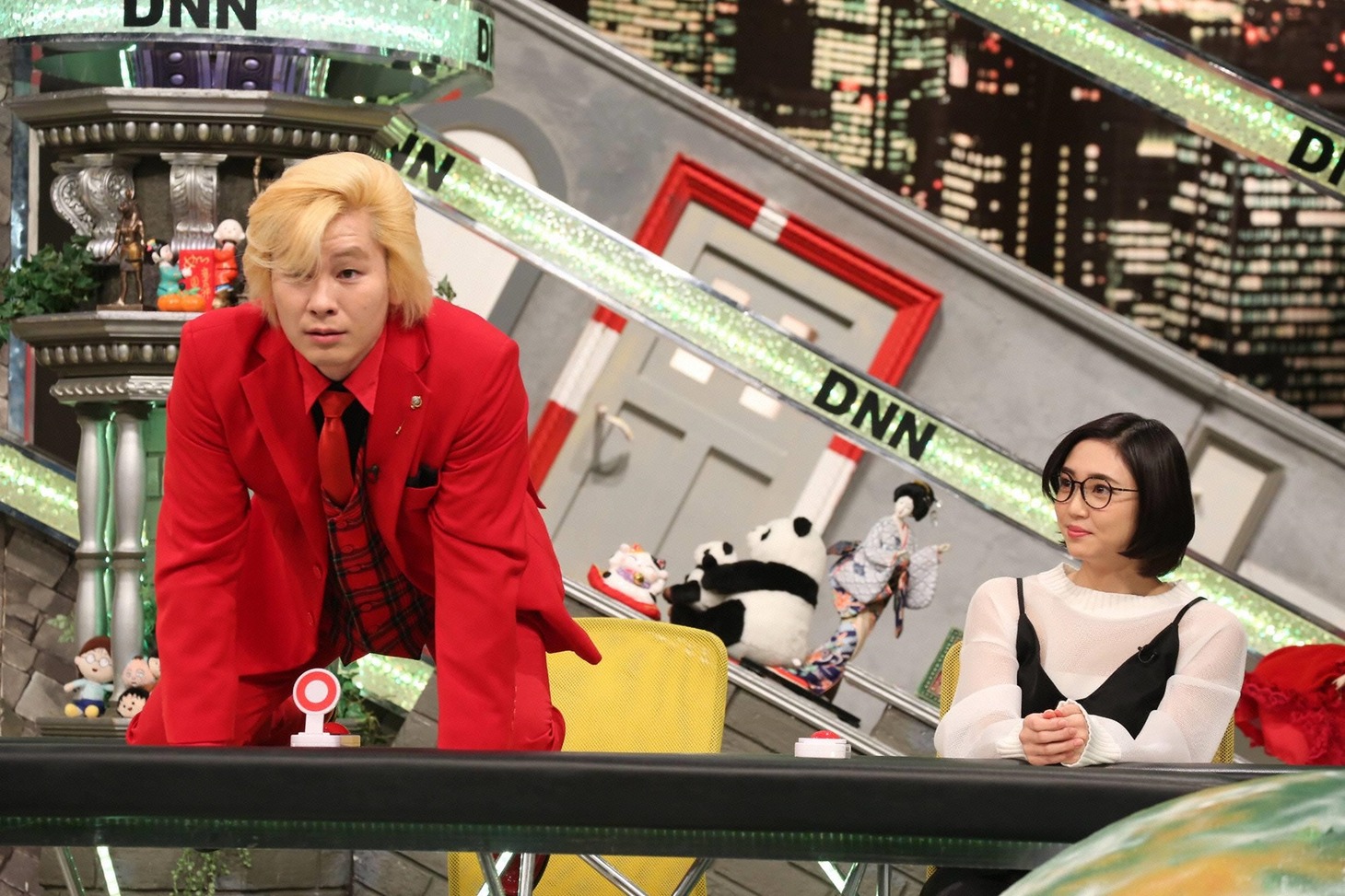 「全力！脱力タイムズ」に出演する（左から）メイプル超合金カズレーザー、山谷花純。(c)フジテレビ