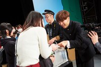 じゃんけんに勝った来場者100名に自身オリジナルチョコを渡すアキナ。