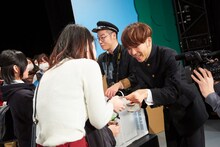 じゃんけんに勝った来場者100名に自身オリジナルチョコを渡すアキナ。