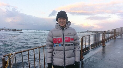 タクシーで山形の漁港から宮城松島を目指す千原ジュニア。(c)テレビ東京