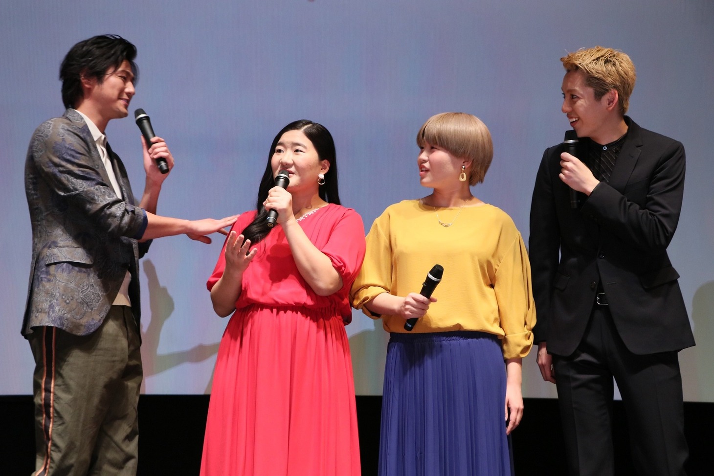左から速水もこみち、ガンバレルーヤ、大野拓朗。
