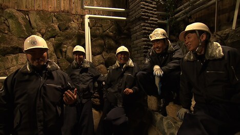 有吉弘行（右端）ら出演者たち。(c)RCC