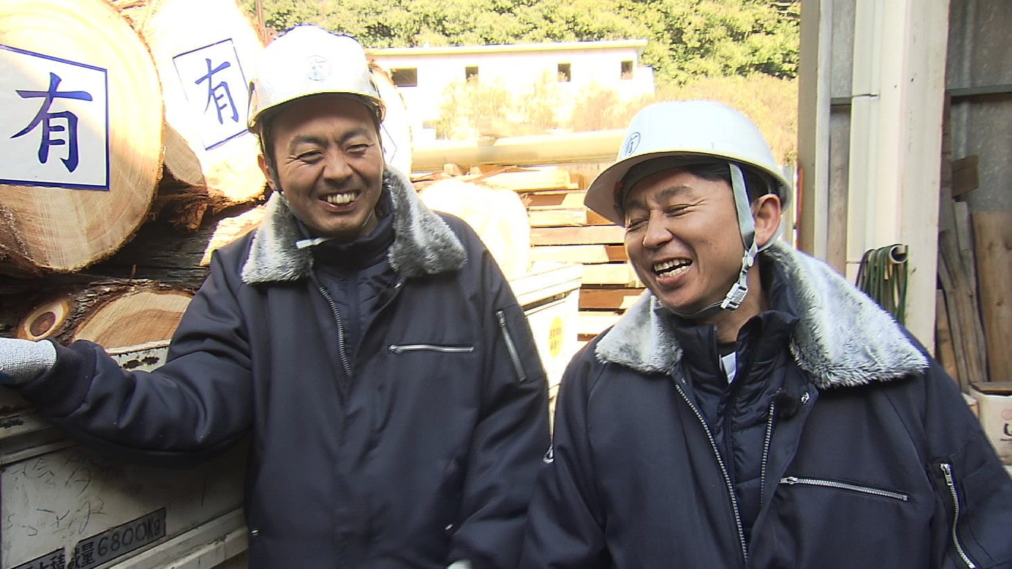 （左から）アンガールズ田中、有吉弘行。(c)RCC