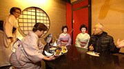 「相席食堂」でお座敷遊びに興じる西川のりお（右端）。(c)ABC