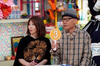 左からYOU、桂小枝。(c)読売テレビ