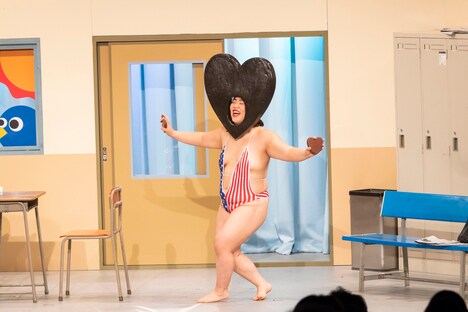 「名門！モウカリマッカー学園～西梅田校新聞部～」のワンシーン。(c)テレビ大阪