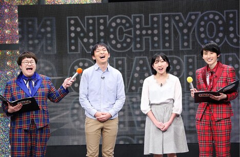 進行役のハリセンボンとパーパー（中央2人）。