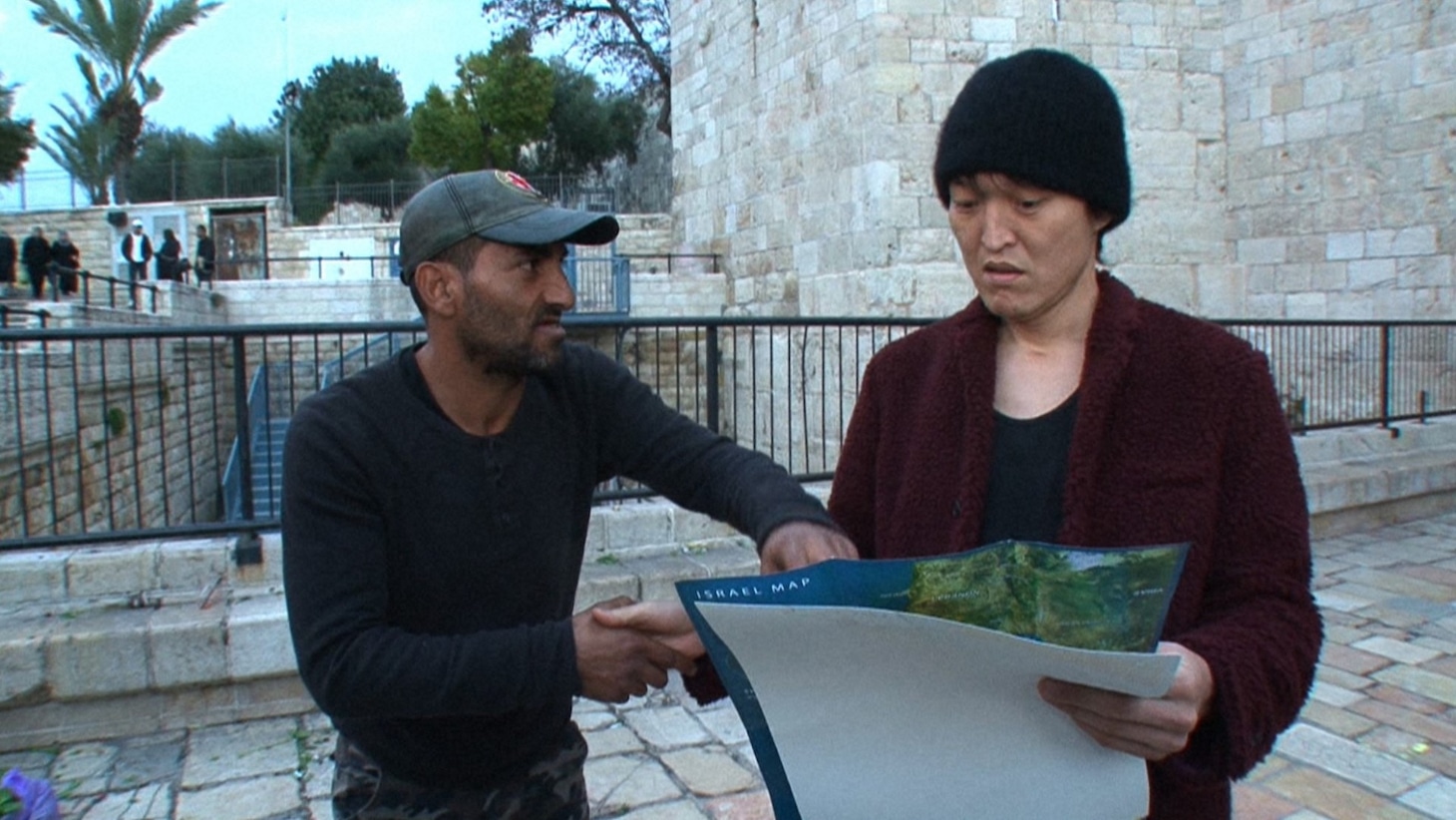 「世界の村で発見！こんなところに日本人 3時間スペシャル」でイスラエルを訪れる千原ジュニア（右）。(c)ABC