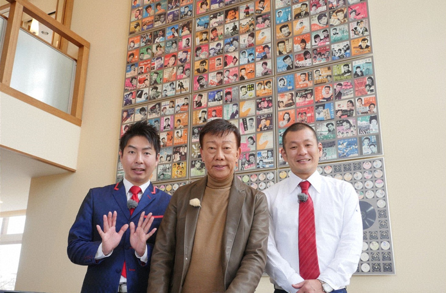 「極上空間 ～小さなクルマ、大きな未来。～」に出演し、吉田正音楽記念館を訪れるU字工事と橋幸夫（中央）。(c)BS朝日