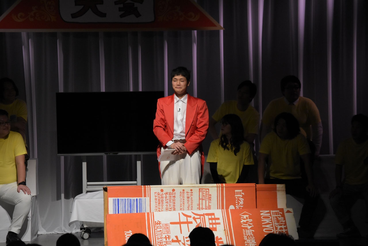 「牛乳斉唱」を行う大会実行委員長のもう中学生。